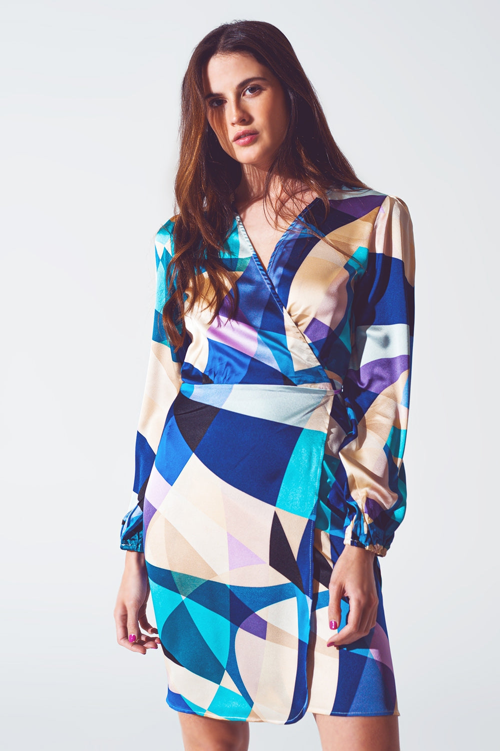 Vestido corto cruzado con estampado abstracto en azul Q2