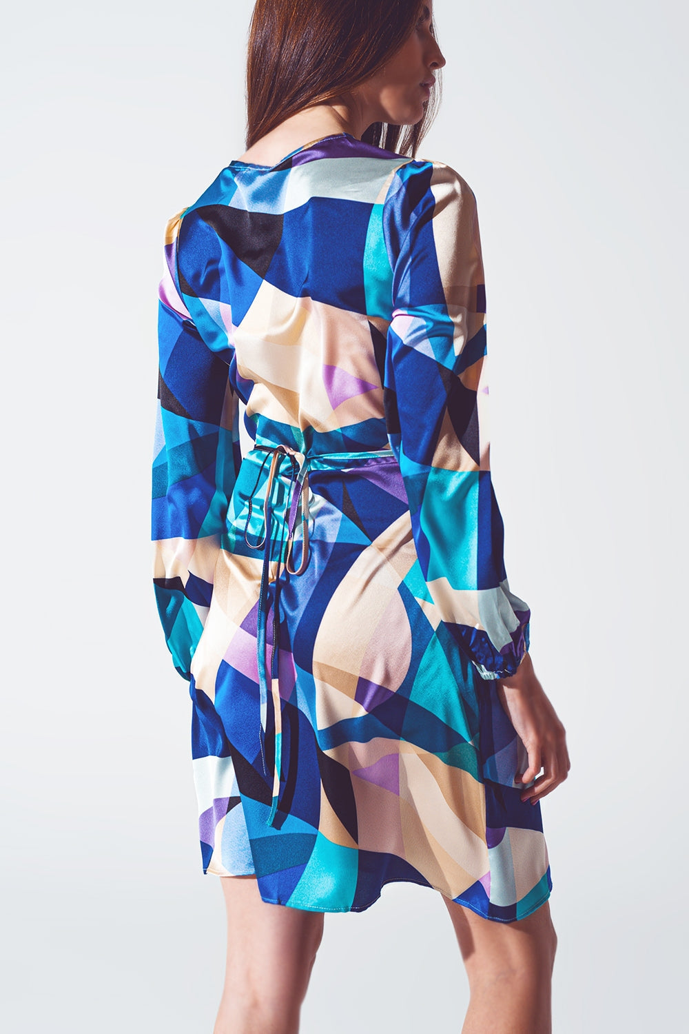 Vestido corto cruzado con estampado abstracto en azul Q2