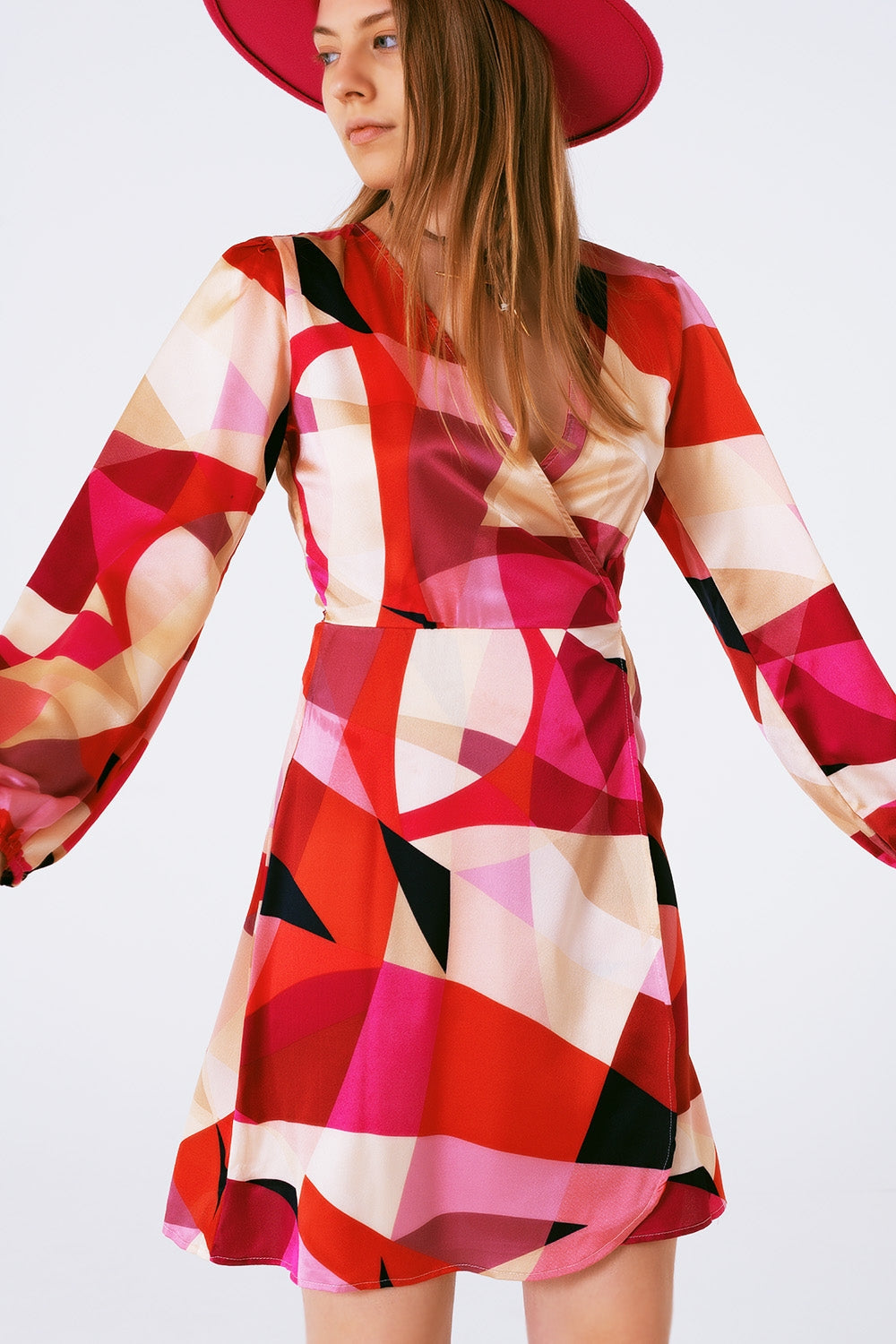 Vestido corto cruzado con estampado abstracto en fuxia Q2
