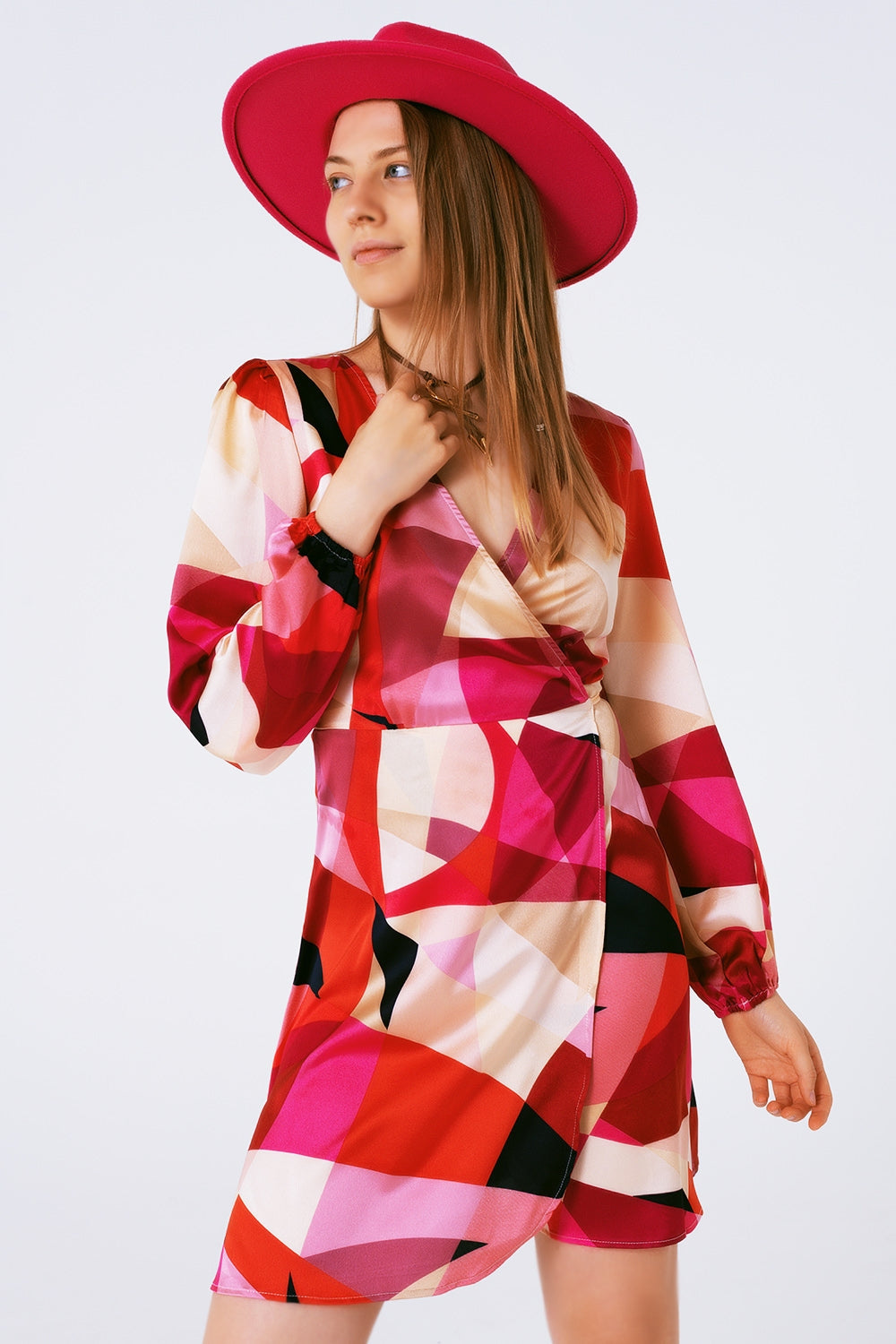 Vestido corto cruzado con estampado abstracto en fuxia Q2