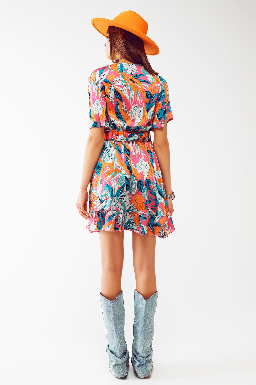 Vestido corto cruzado con estampado floral y cinturón en naranja Q2