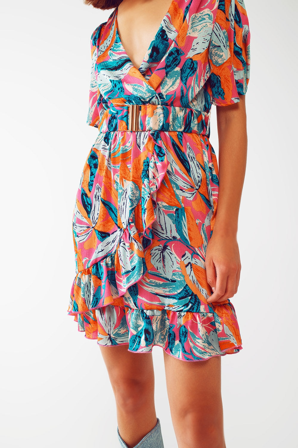 Vestido corto cruzado con estampado floral y cinturón en naranja Q2