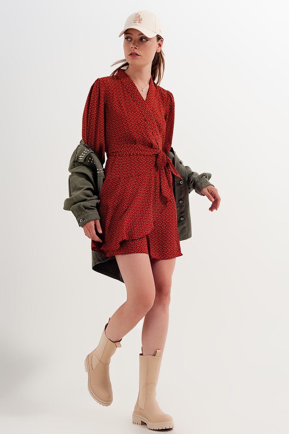 Q2 Vestido corto cruzado y escotado con estampado geométrico