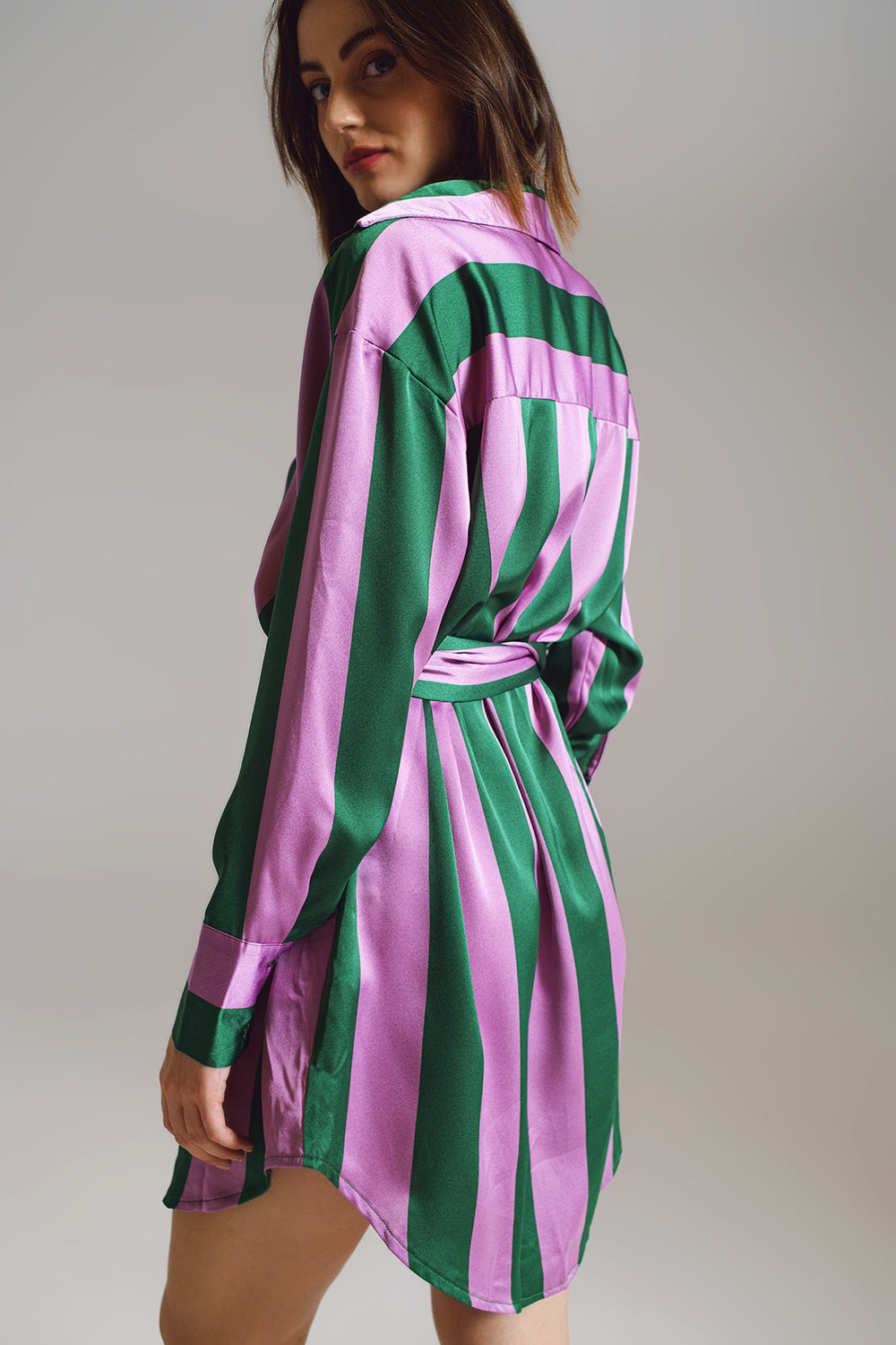 Vestido corto de camisa a rayas lila y verde Q2