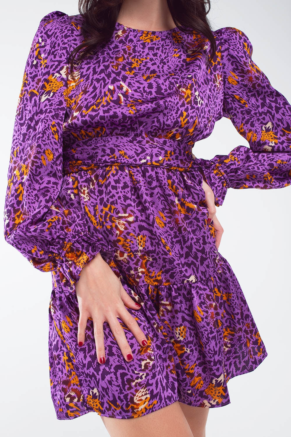 Vestido corto estampado con falda a capas y puño de volantes en morado Q2