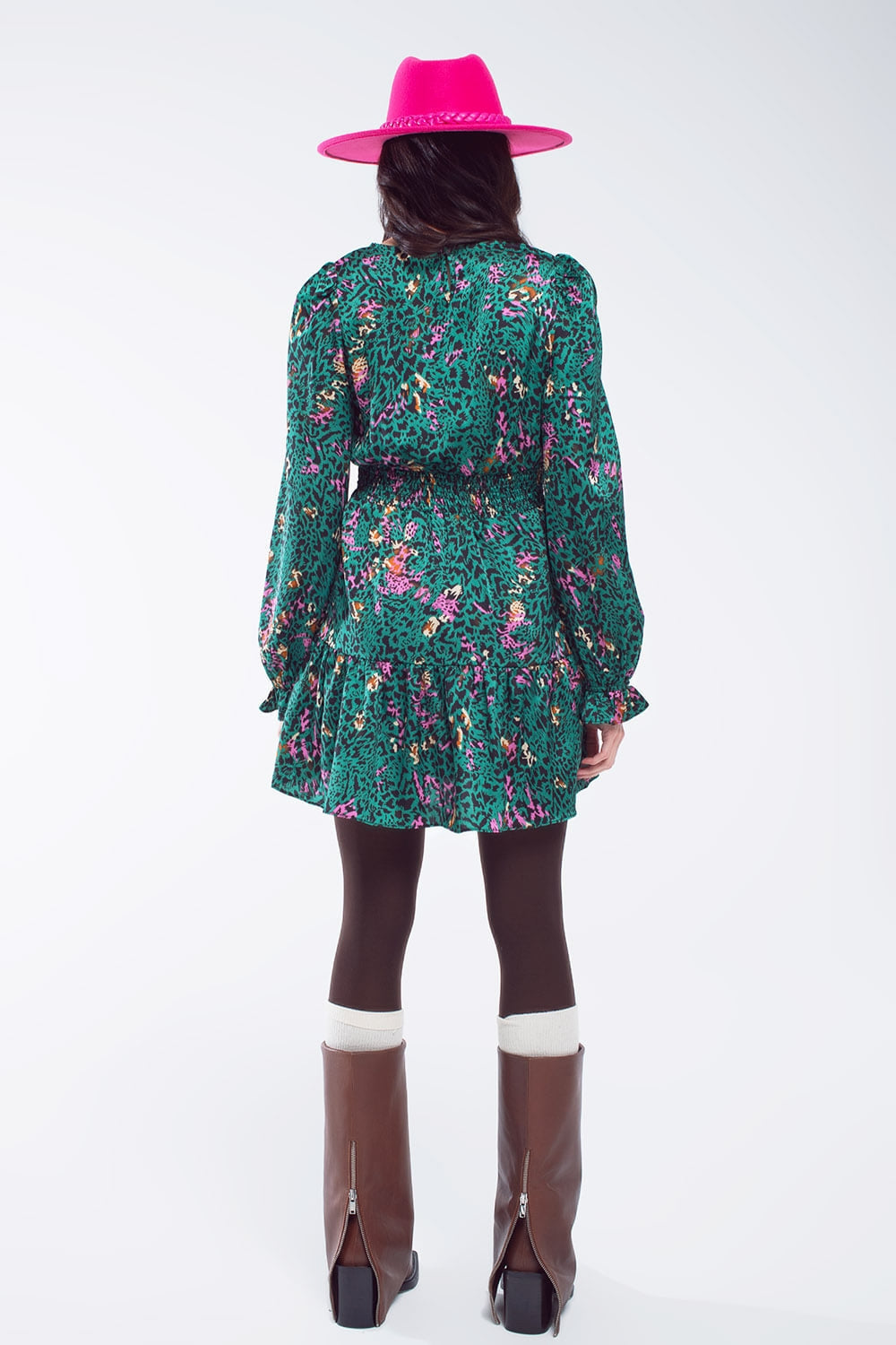 Vestido corto estampado con falda de vuelo y volante en verde bosque Q2