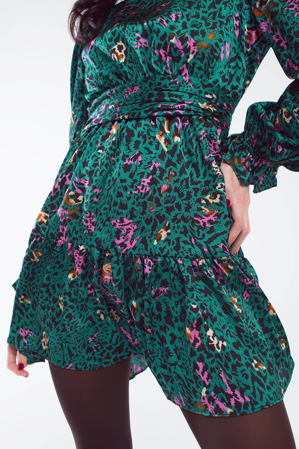 Vestido corto estampado con falda de vuelo y volante en verde bosque Q2