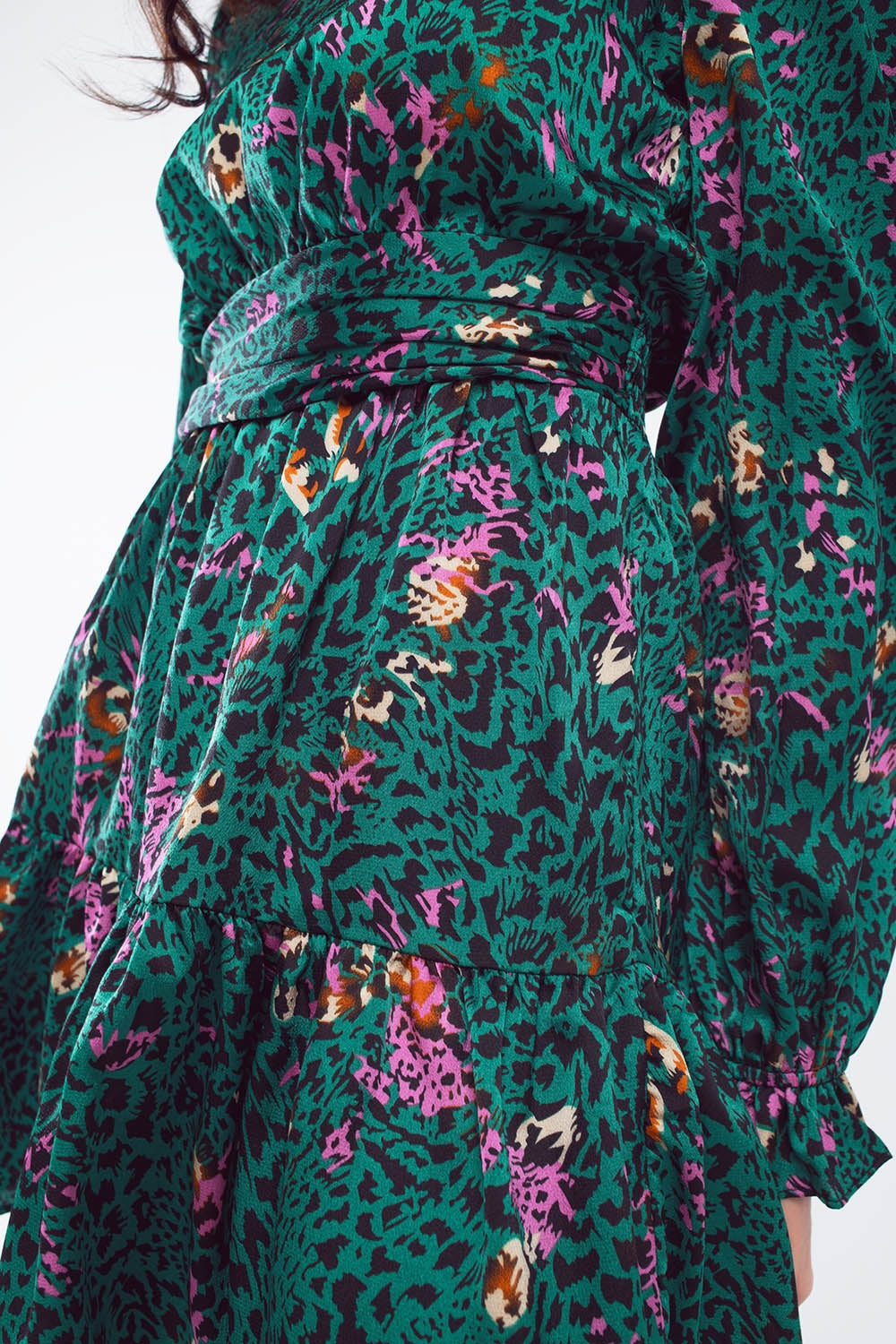 Vestido corto estampado con falda de vuelo y volante en verde bosque Q2