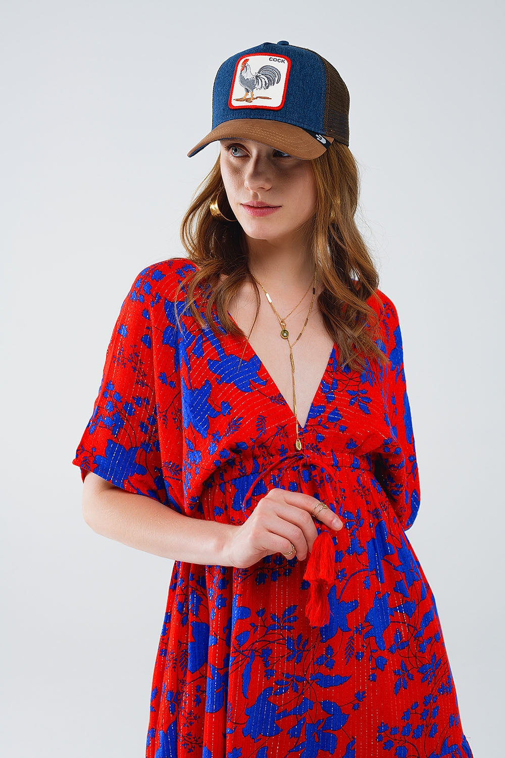 Vestido corto fluido rojo con estampado floral azul Q2