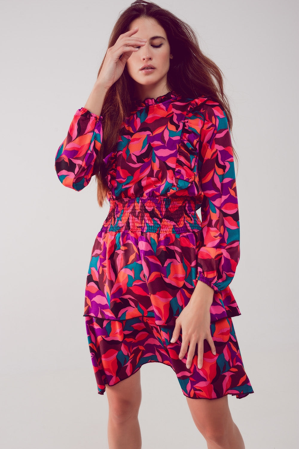 Vestido corto fucsia con estampado floral capas y volantes Q2