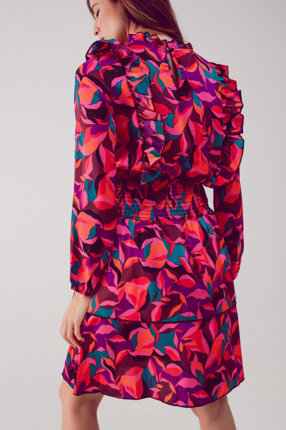 Vestido corto fucsia con estampado floral capas y volantes Q2