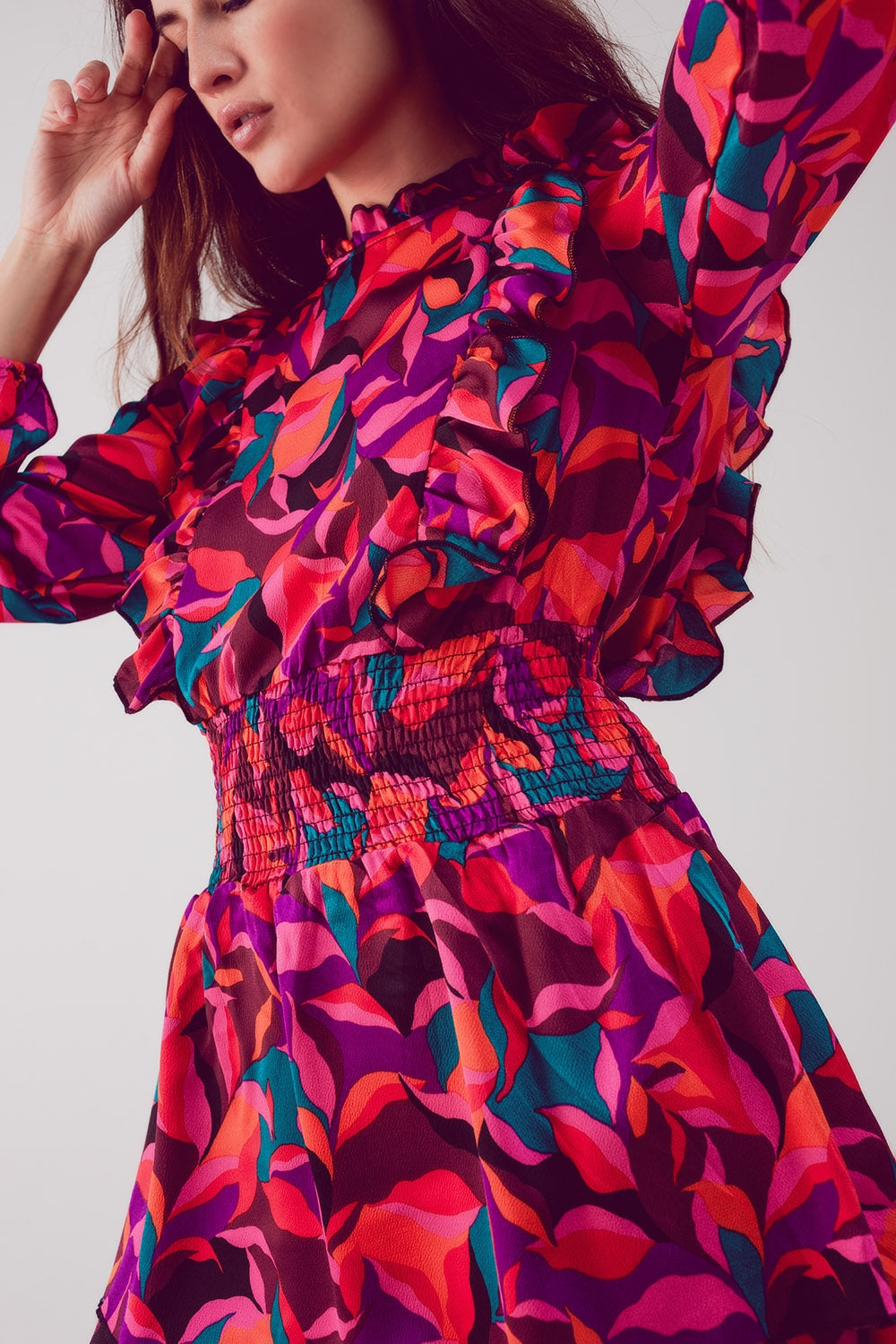 Vestido corto fucsia con estampado floral capas y volantes Q2