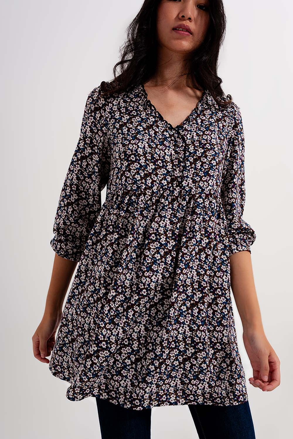 Vestido corto marrón con estampado de flores y botones Q2