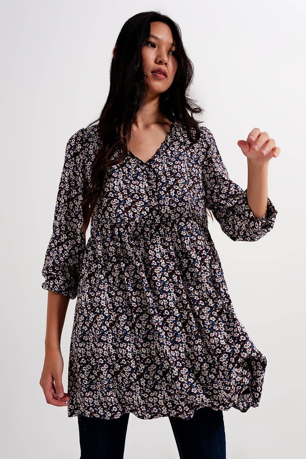 Vestido corto marrón con estampado de flores y botones Q2