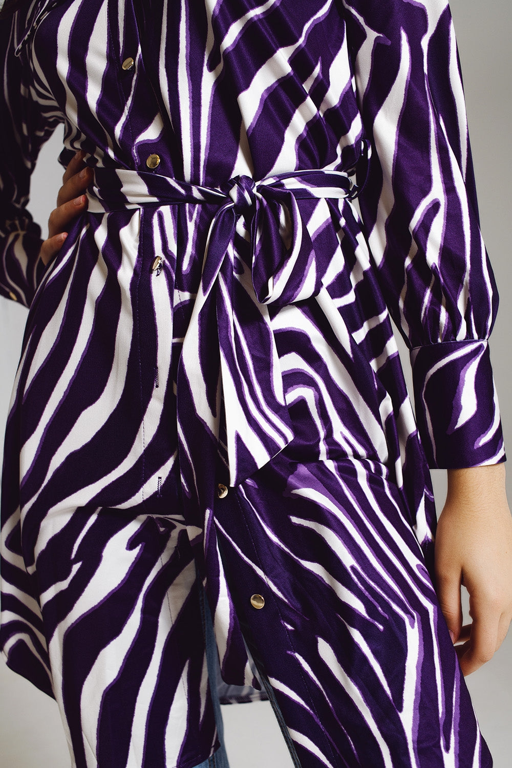 Vestido corto midi con estampado de cebra en blanco y morado. Q2