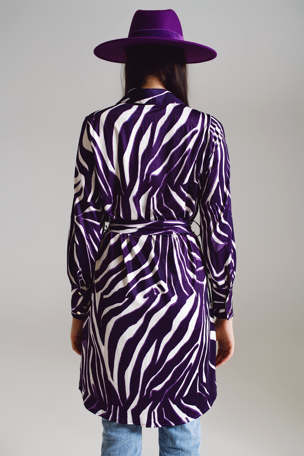 Vestido corto midi con estampado de cebra en blanco y morado. Q2