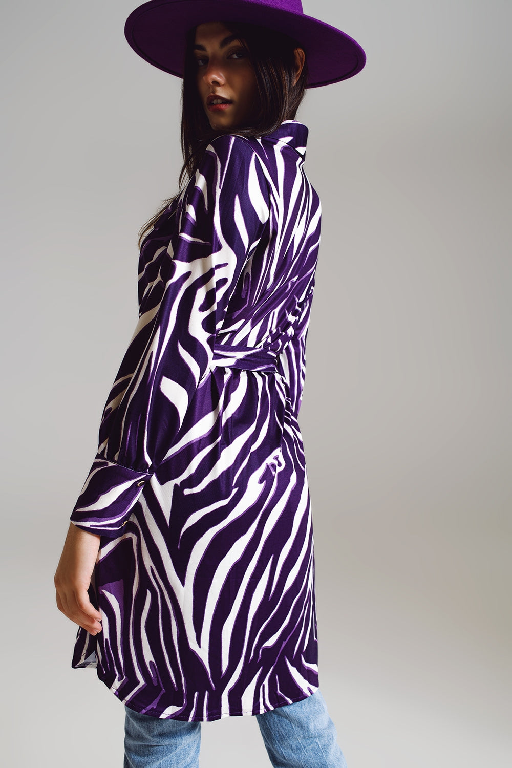 Vestido corto midi con estampado de cebra en blanco y morado. Q2
