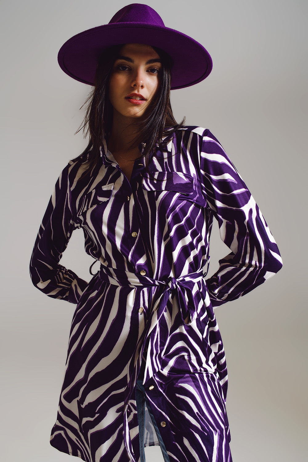 Vestido corto midi con estampado de cebra en blanco y morado. Q2