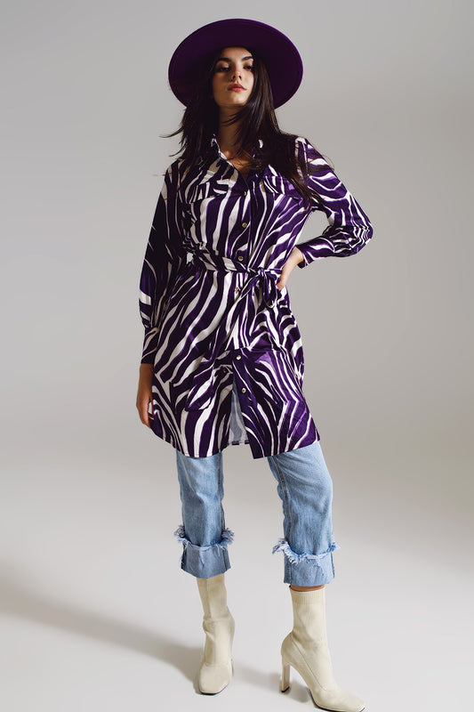Q2 Vestido corto midi con estampado de cebra en blanco y morado.