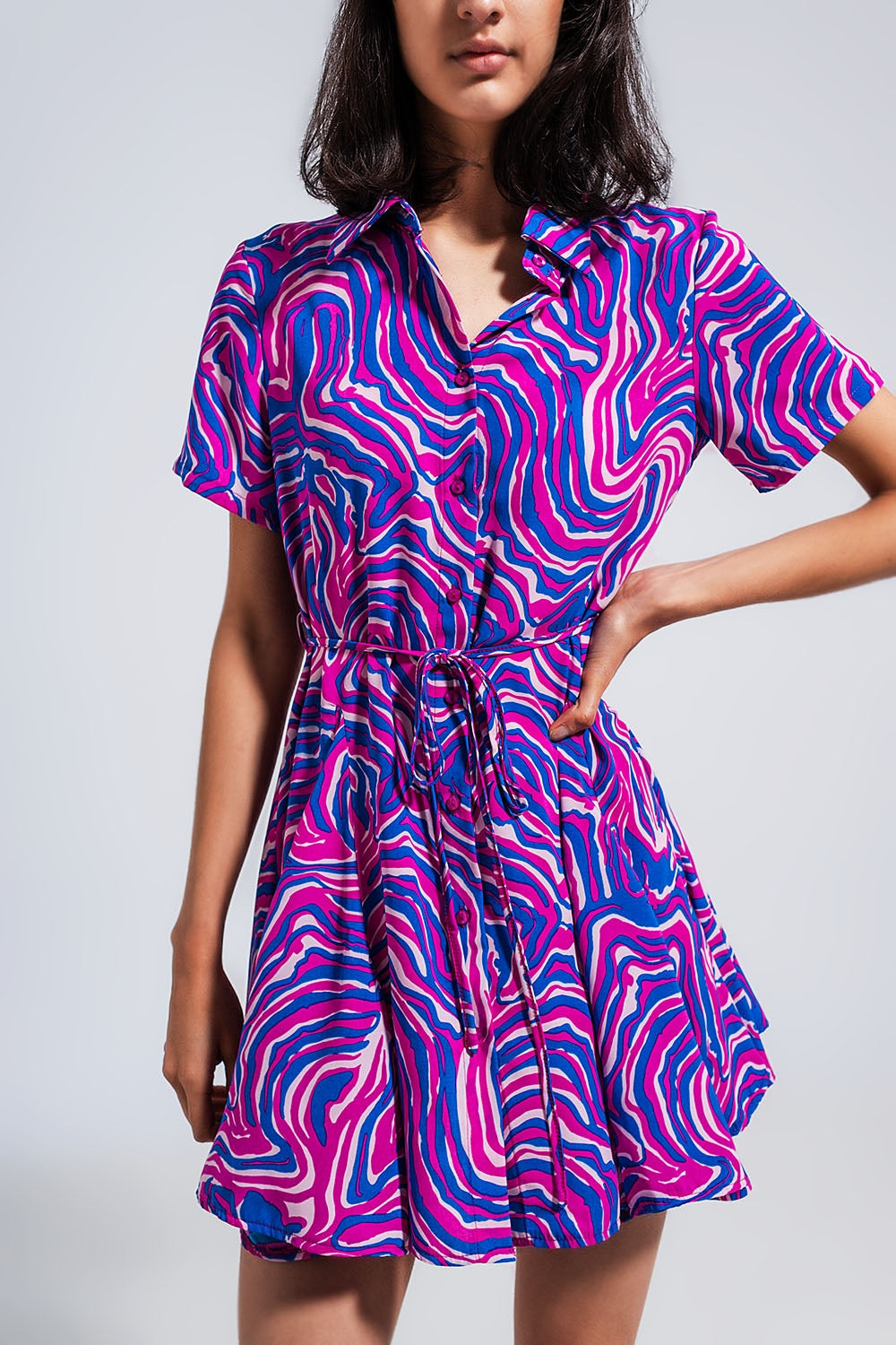 Vestido corto morado con estampado abstracto y lazada en la cintura Q2