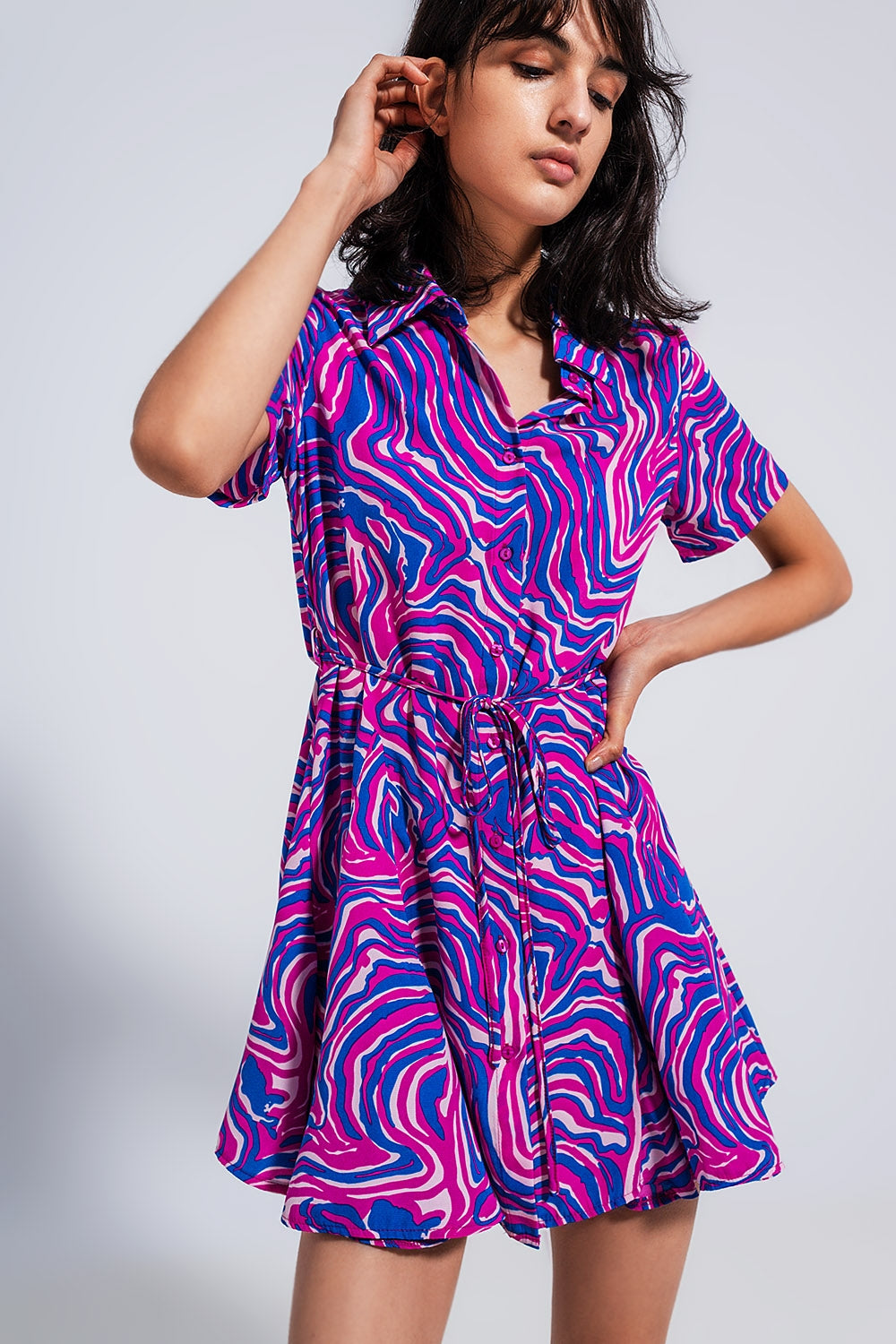 Vestido corto morado con estampado abstracto y lazada en la cintura Q2