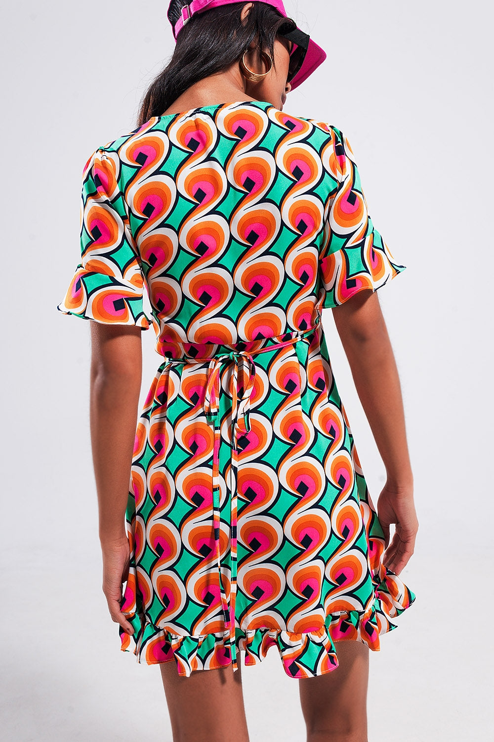 Vestido corto naranja cruzado con volantes en el bajo y estampado estilo años 70 Q2
