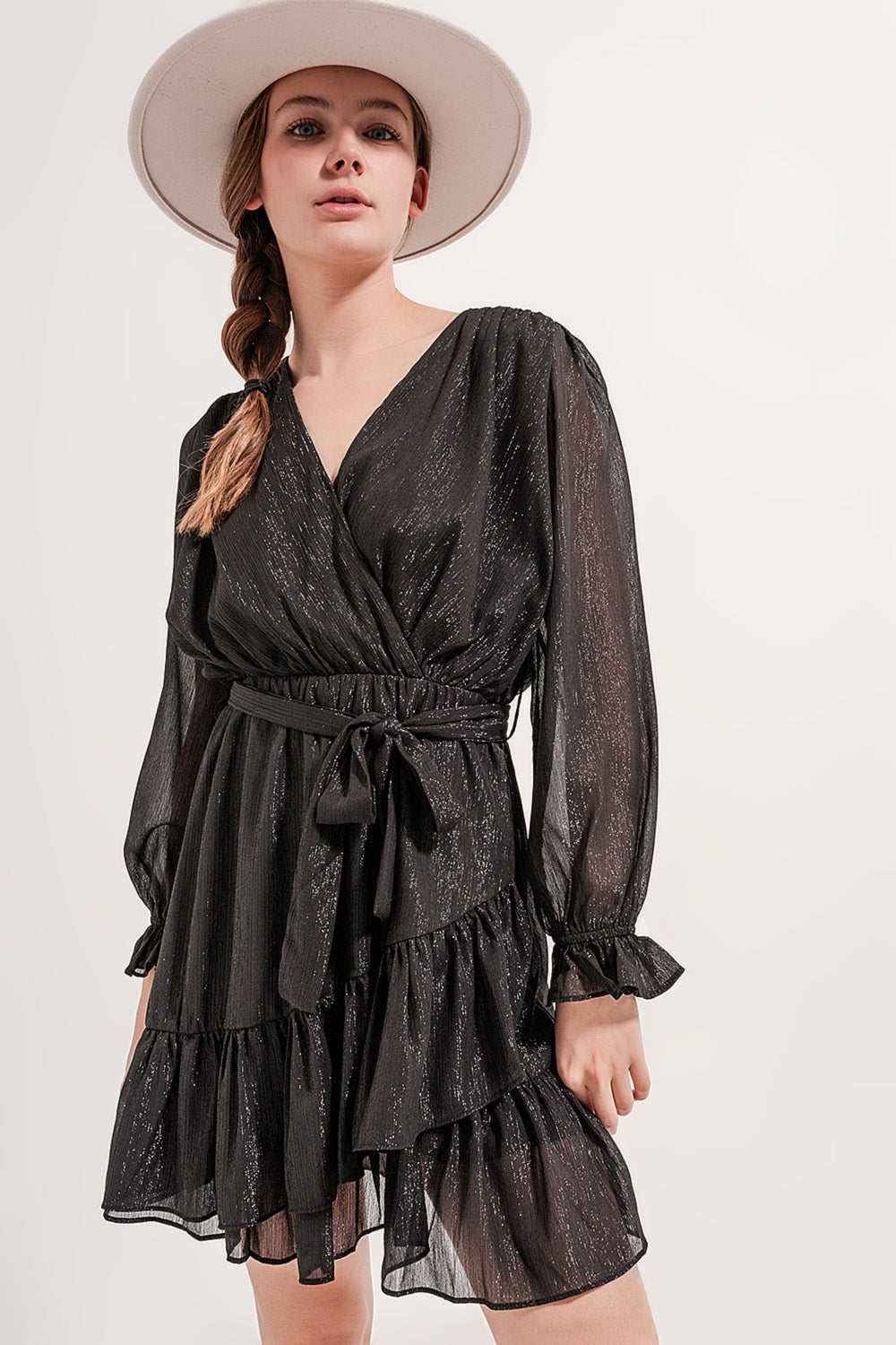 Vestido corto negro con bajo con vuelo y detalle cruzado Q2