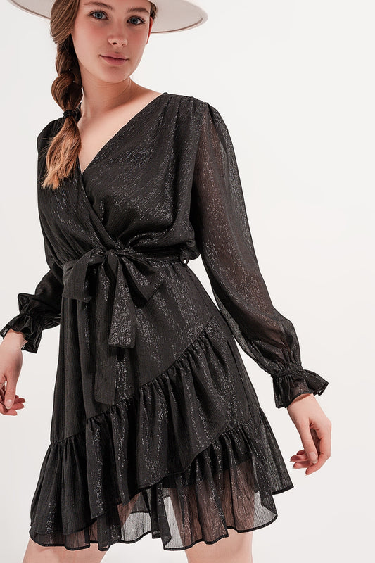 Q2 Vestido corto negro con bajo con vuelo y detalle cruzado