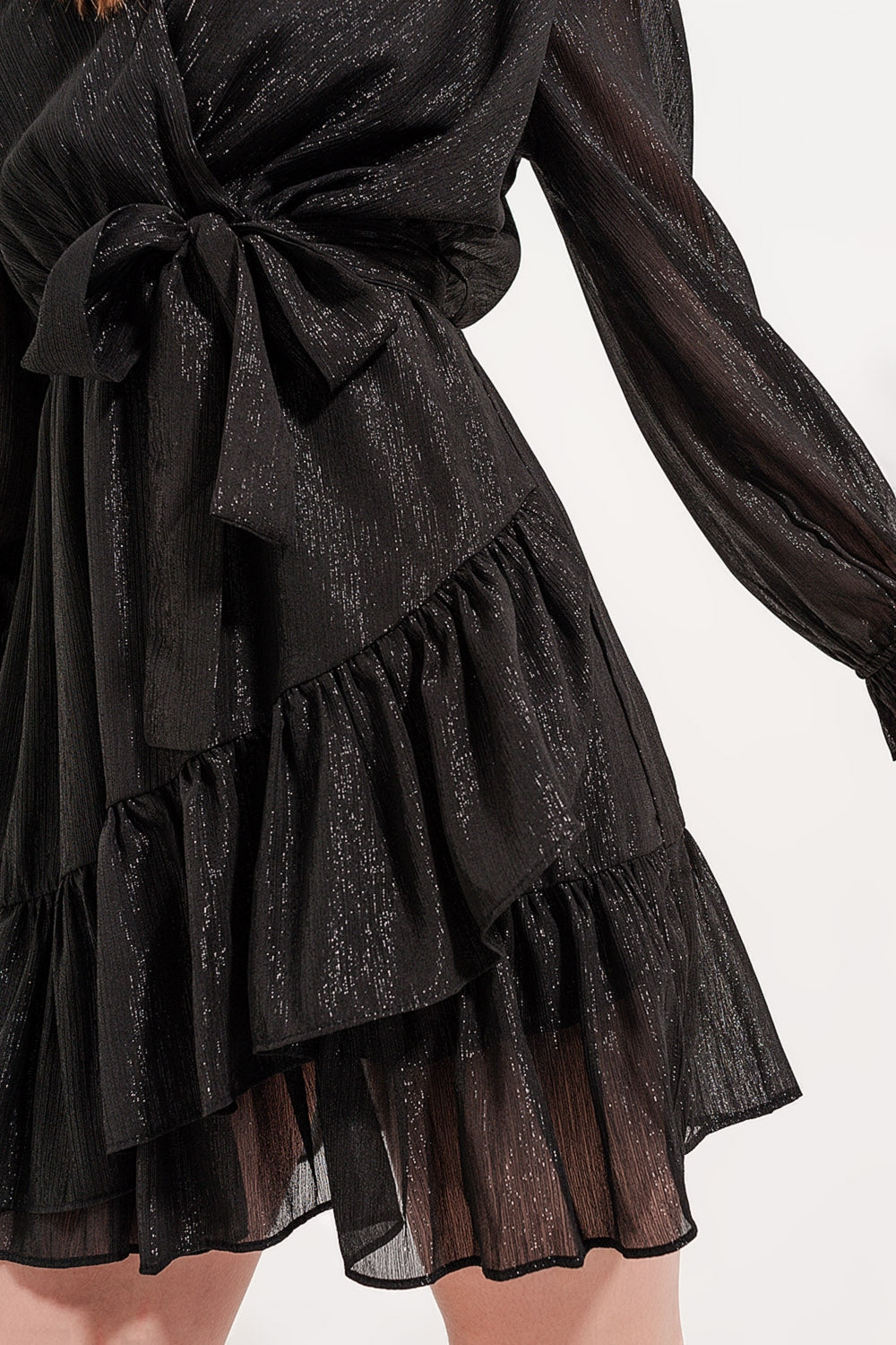 Vestido corto negro con bajo con vuelo y detalle cruzado Q2
