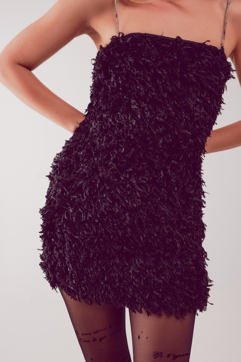 Vestido corto negro con diseño integral de plumas sintéticas Q2