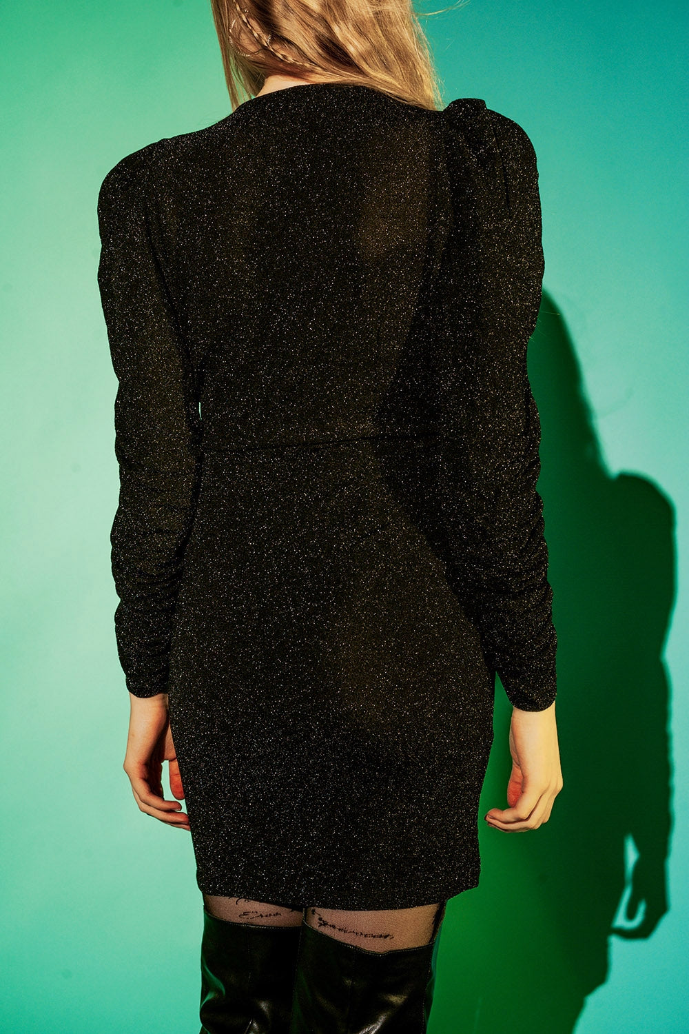 Vestido corto negro con escote V y acabado efecto purpurina Q2