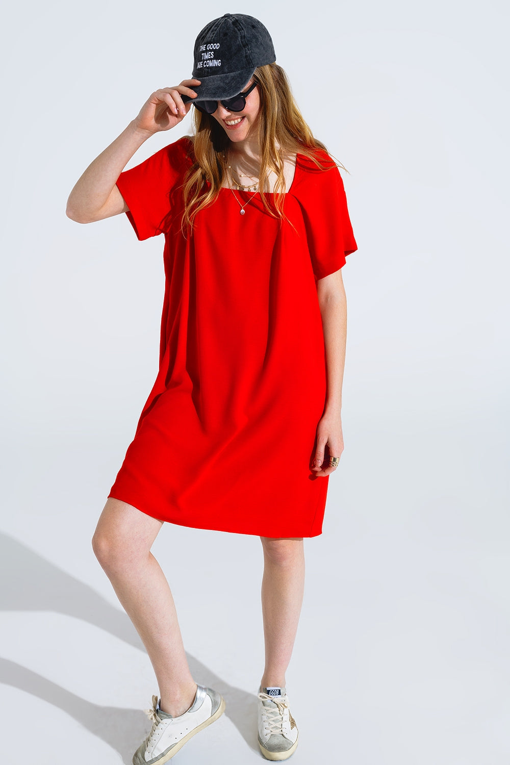 Vestido corto relajado con escote cuadrado y mangas cortas en rojo Q2