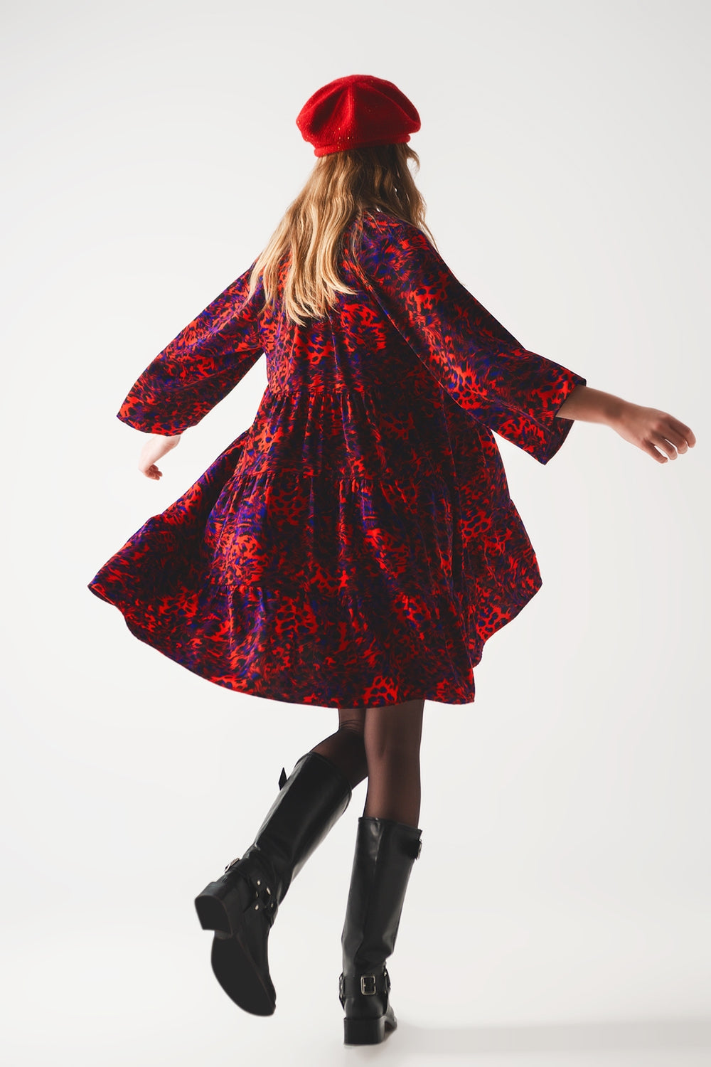 Vestido corto rojo con estampado animal amplio y falda escalonada Q2