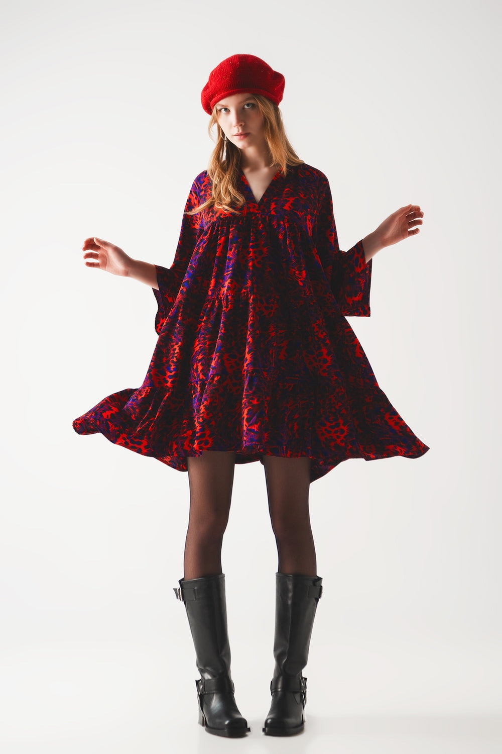 Vestido corto rojo con estampado animal amplio y falda escalonada Q2