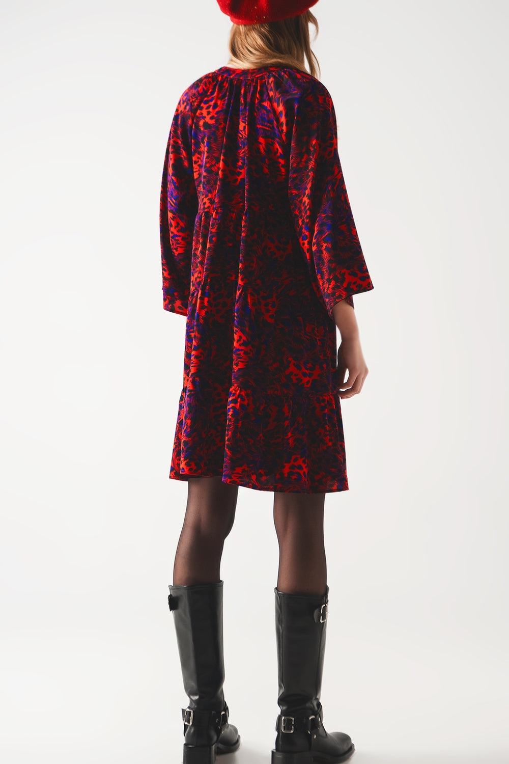 Vestido corto rojo con estampado animal amplio y falda escalonada Q2