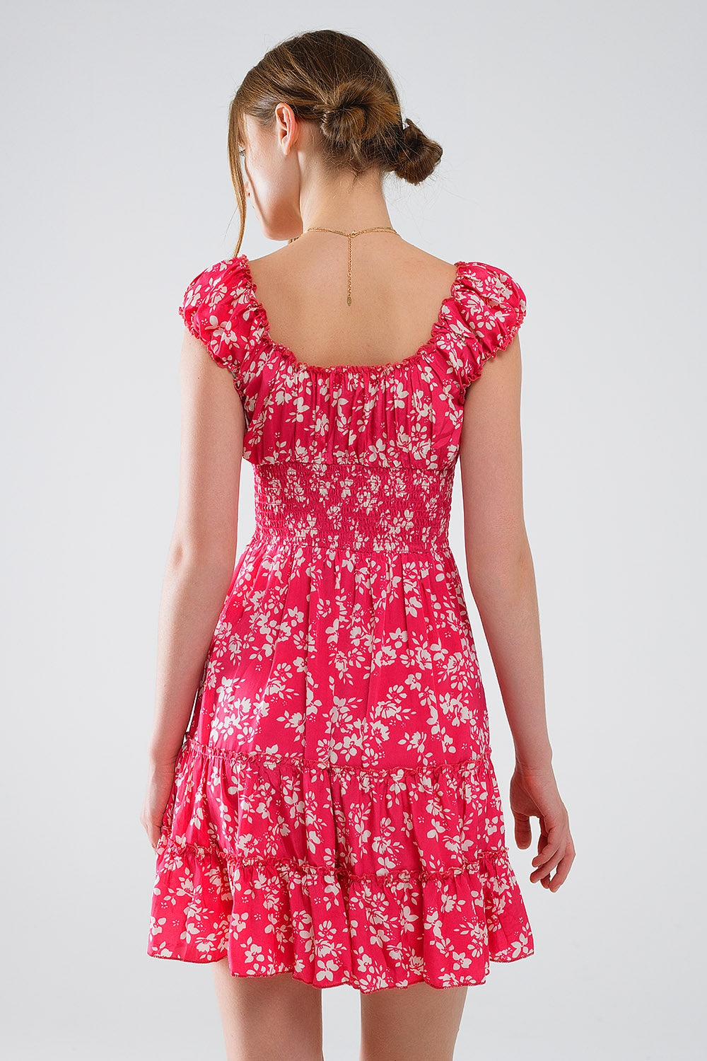 Vestido corto rojo con estampado floral blanco y cintura elástica Q2