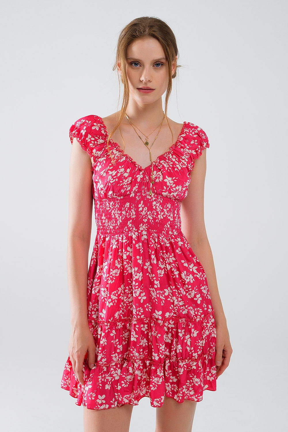 Vestido corto rojo con estampado floral blanco y cintura elástica Q2