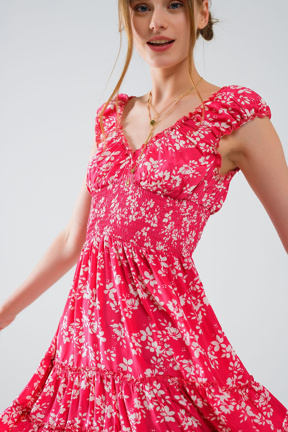Vestido corto rojo con estampado floral blanco y cintura elástica Q2