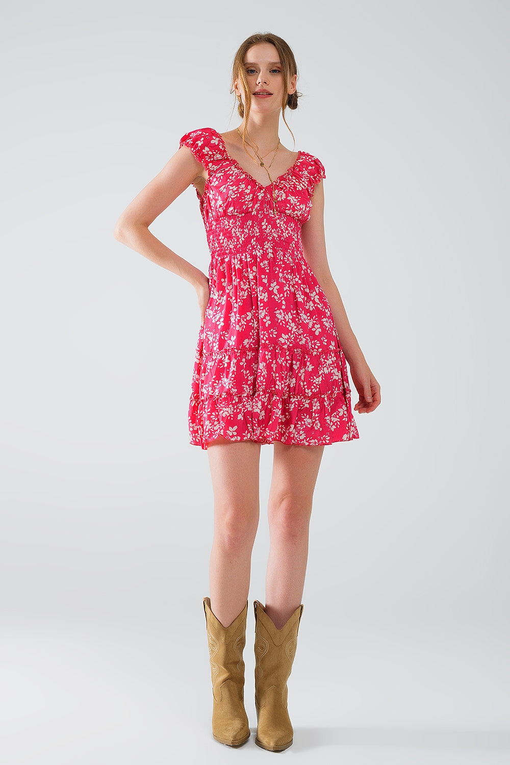 Vestido corto rojo con estampado floral blanco y cintura elástica Q2