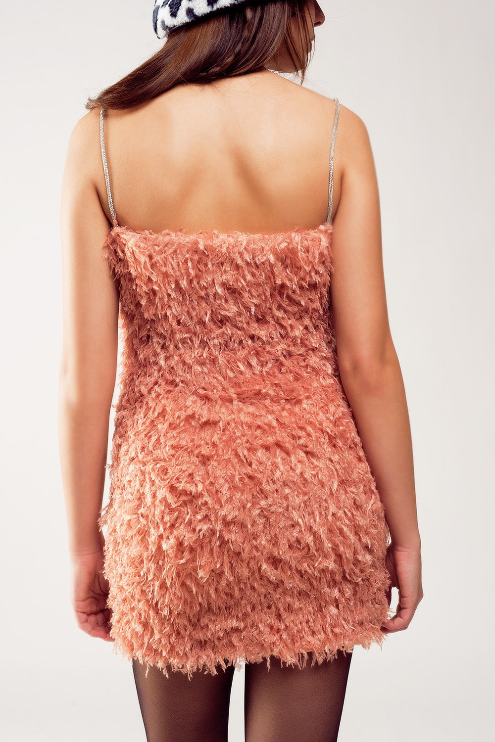 Vestido corto rosa con diseño integral de plumas sintéticas Q2