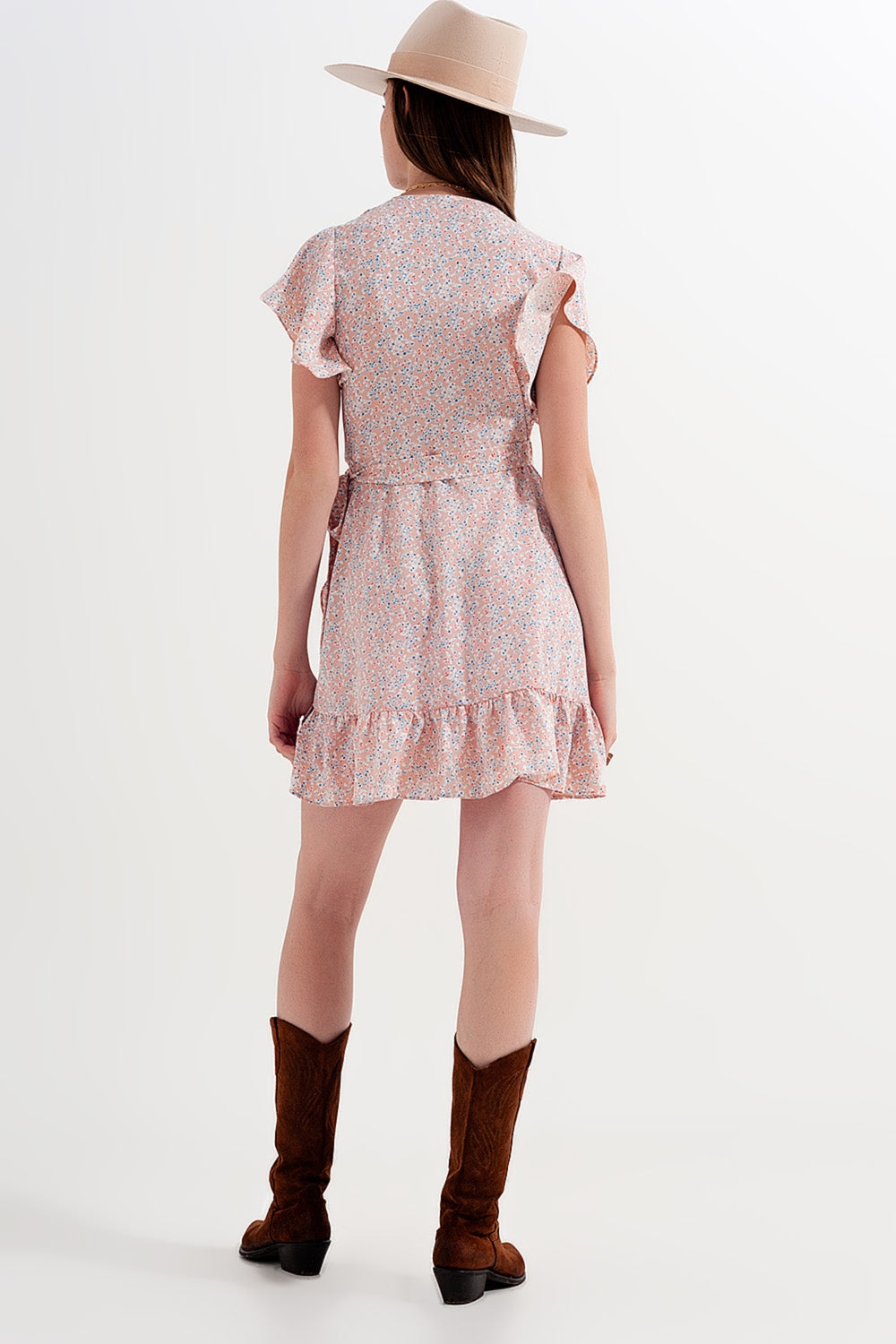 Vestido corto rosa cruzado con detalle de volantes y estampado de florecitas Q2
