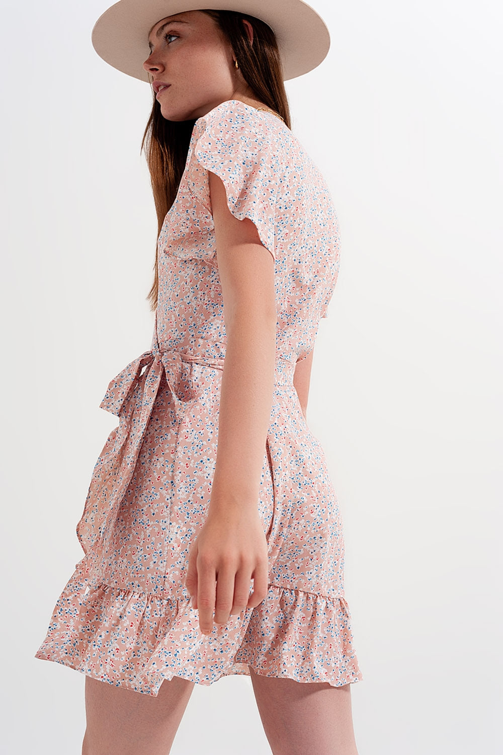 Vestido corto rosa cruzado con detalle de volantes y estampado de florecitas Q2