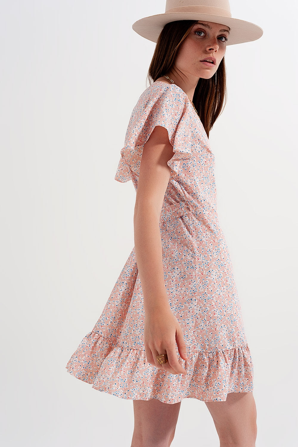 Vestido corto rosa cruzado con detalle de volantes y estampado de florecitas Q2