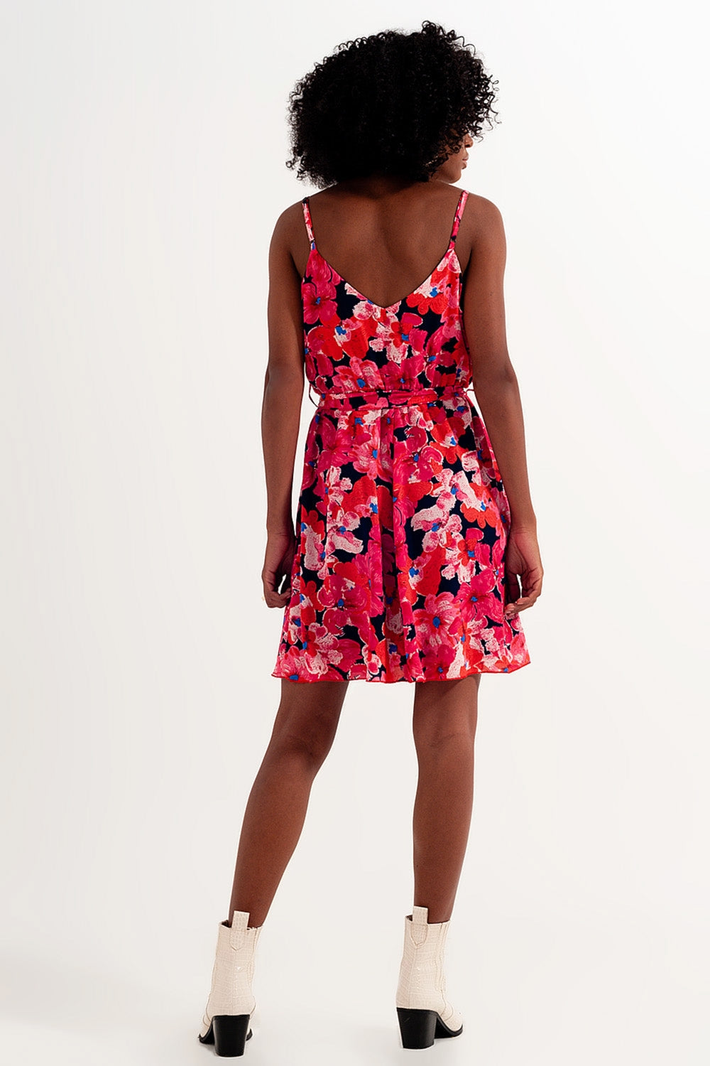 Vestido corto rosa intenso con estampado de flores y tirantes Q2
