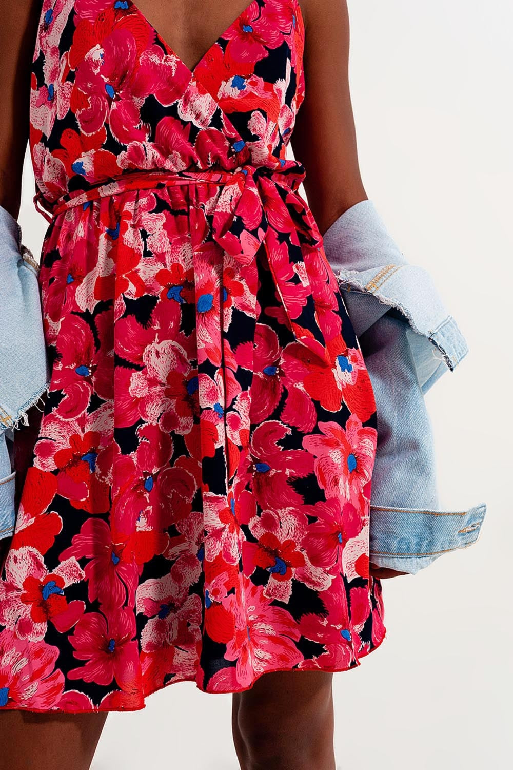Vestido corto rosa intenso con estampado de flores y tirantes Q2