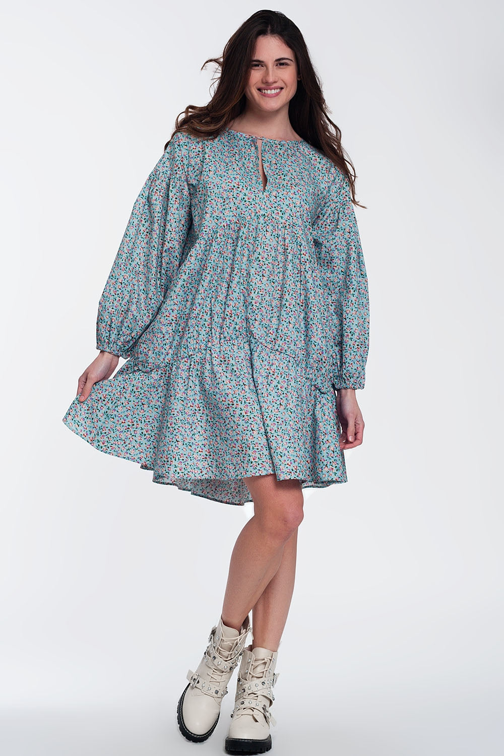 Vestido corto turquesa amplio con bajo con volante mangas abullonadas y flores Q2