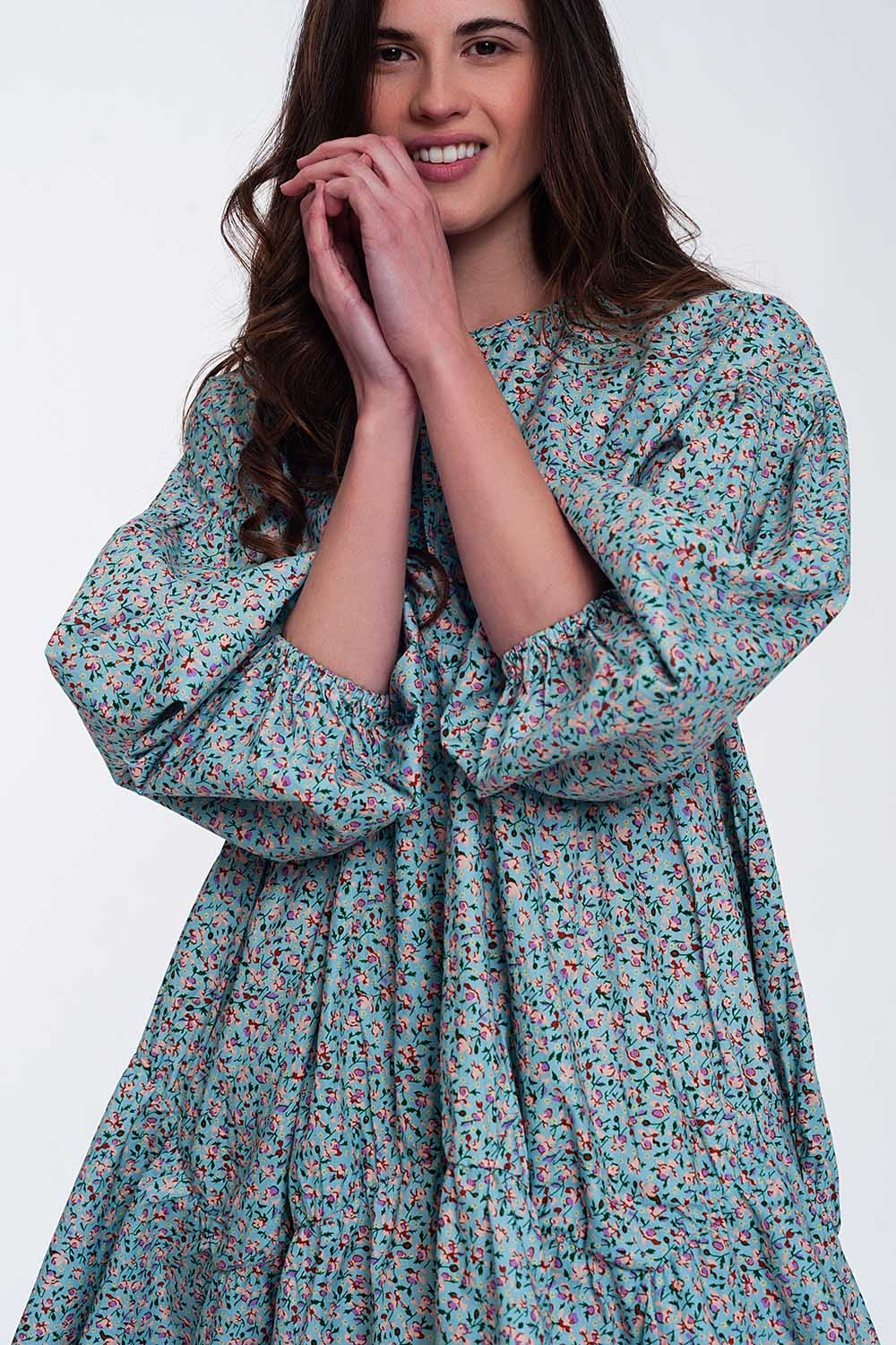 Vestido corto turquesa amplio con bajo con volante mangas abullonadas y flores Q2