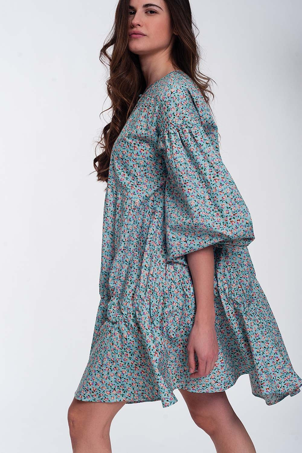 Vestido corto turquesa amplio con bajo con volante mangas abullonadas y flores Q2