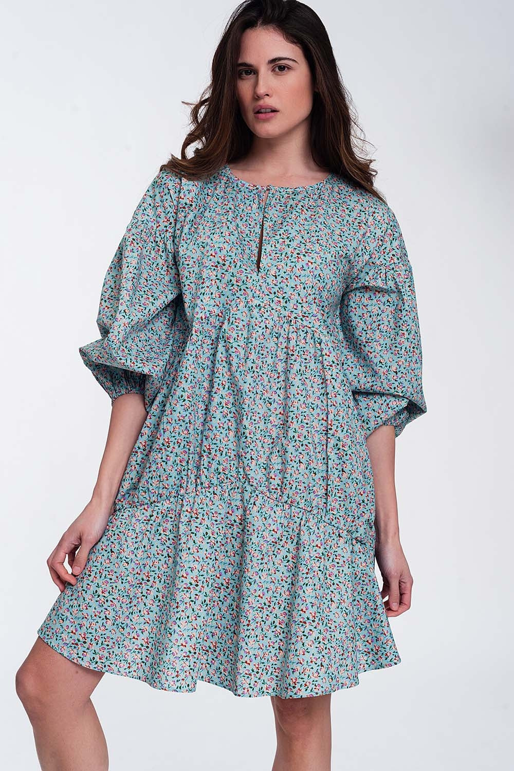 Vestido corto turquesa amplio con bajo con volante mangas abullonadas y flores Q2