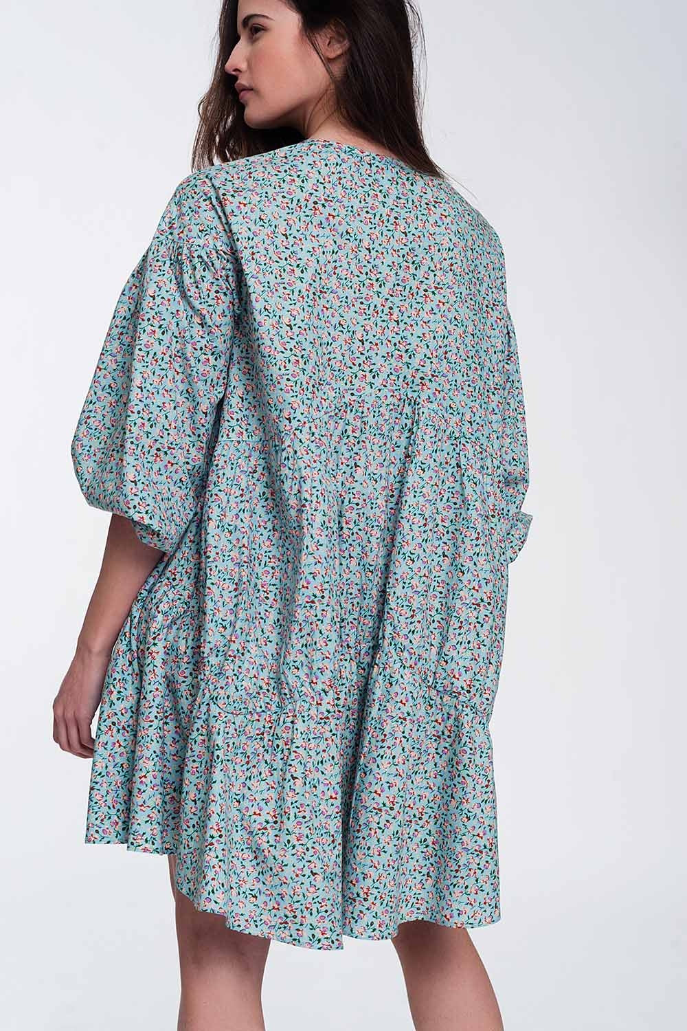 Vestido corto turquesa amplio con bajo con volante mangas abullonadas y flores Q2